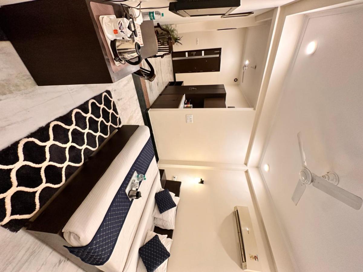 Hollyhocks Residency Hotel 4*